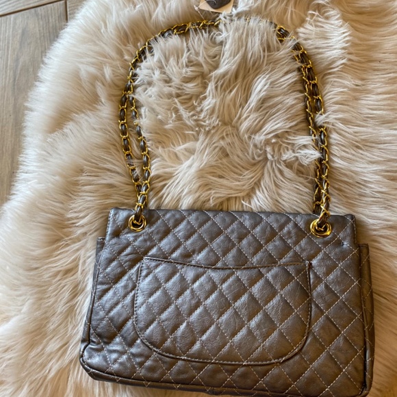 Silver soft leather purse with gold hardware - Picture 2 of 7